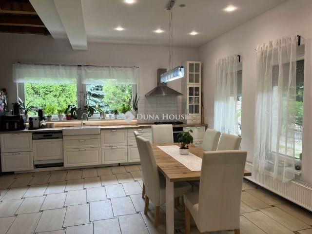 Eladó családi ház, Dunakeszin 189.9 M Ft, 6 szobás