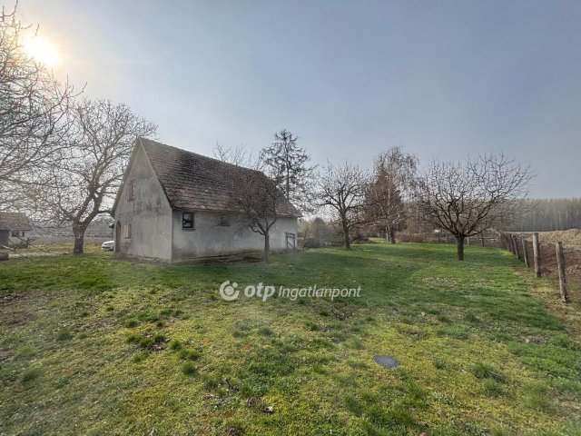 Eladó családi ház, Mohácson 30 M Ft, 2 szobás