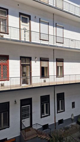 Eladó téglalakás, Budapesten, VI. kerületben 54.9 M Ft, 1 szobás