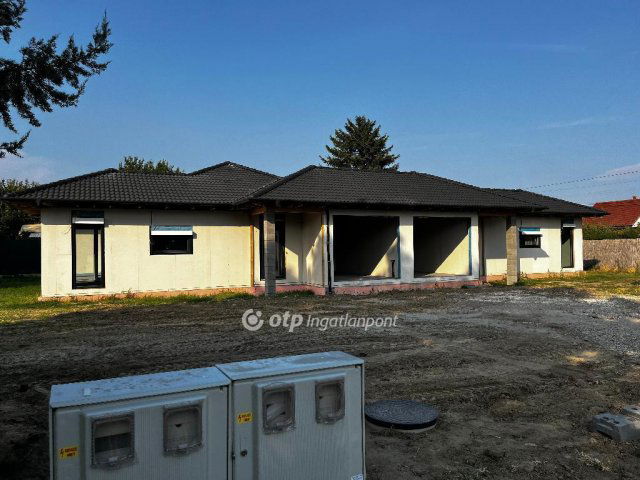 Eladó ikerház, Cegléden 135 M Ft, 4 szobás