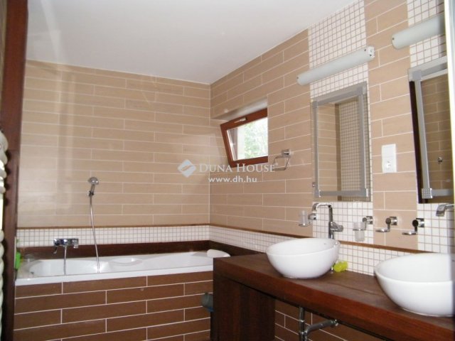 Eladó családi ház, Balatonfüreden 399 M Ft, 10 szobás