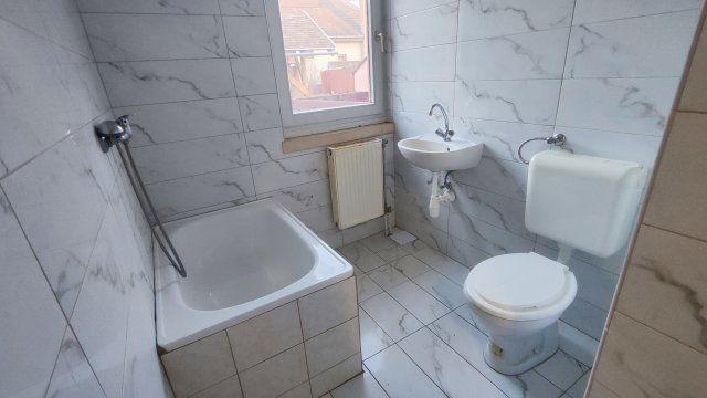 Kiadó családi ház, albérlet, Kecskeméten 100 E Ft / hó