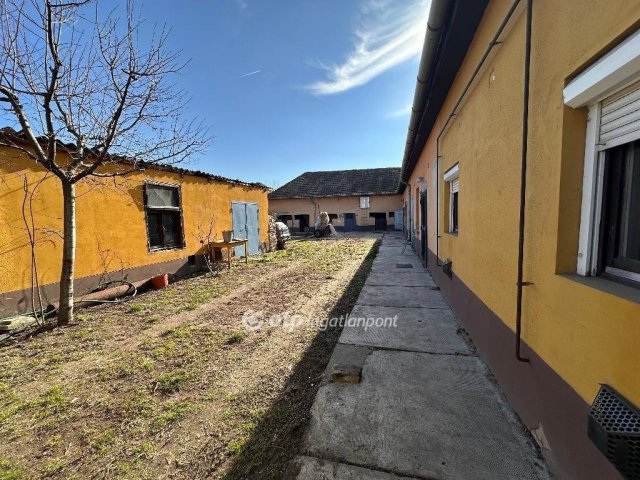 Eladó családi ház, Cegléden 89 M Ft, 7+1 szobás