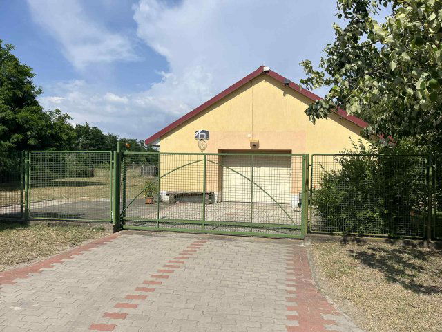 Eladó családi ház, Kecskeméten 35 M Ft, 1 szobás