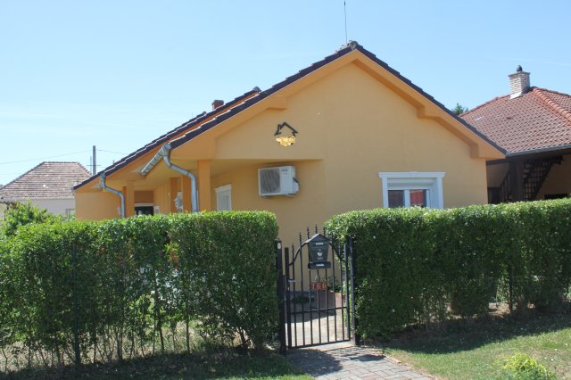 Eladó családi ház, Fertőendréden 87.99 M Ft, 1+1 szobás