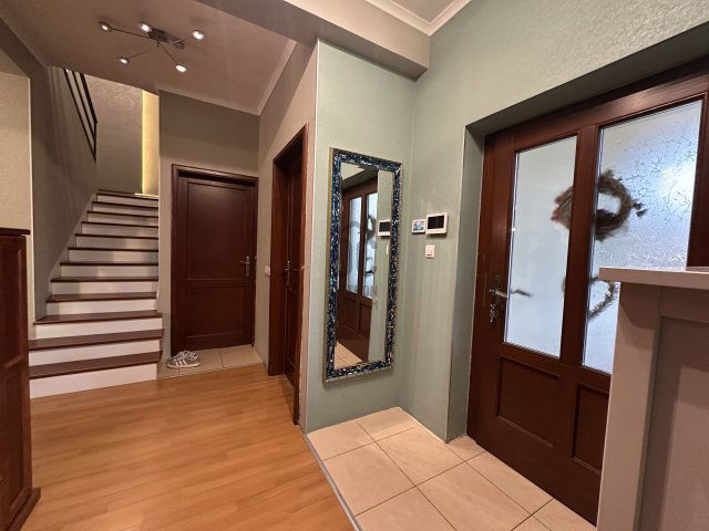 Eladó ikerház, Nagytarcsán 179.9 M Ft, 6 szobás