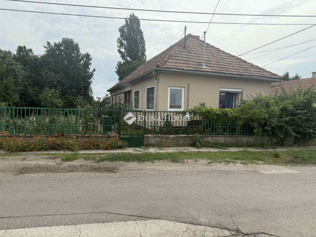 Eladó családi ház, Szentlőrinckátán 25.9 M Ft, 2 szobás