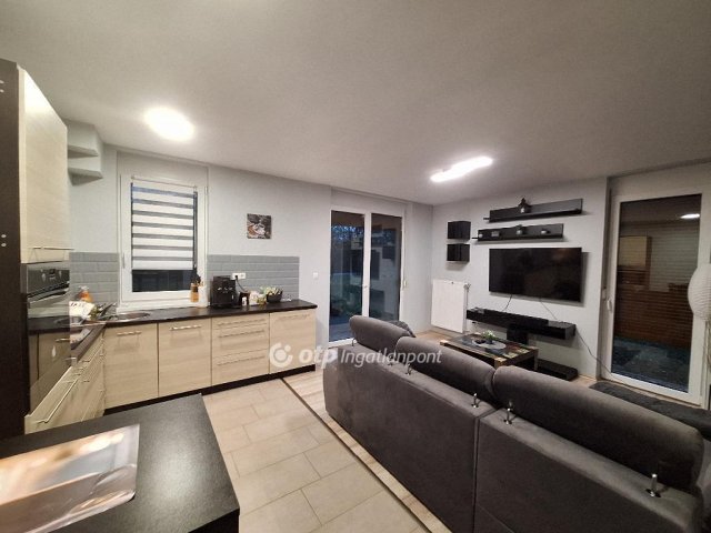 Eladó téglalakás, Mosonmagyaróváron 68.9 M Ft, 2 szobás