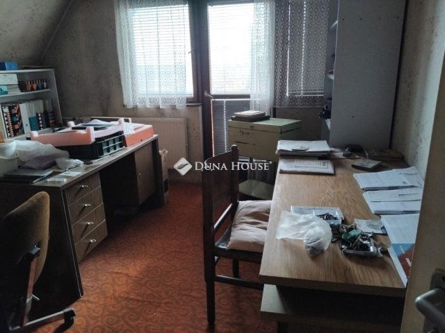 Eladó családi ház, Pécsett 85 M Ft, 4 szobás