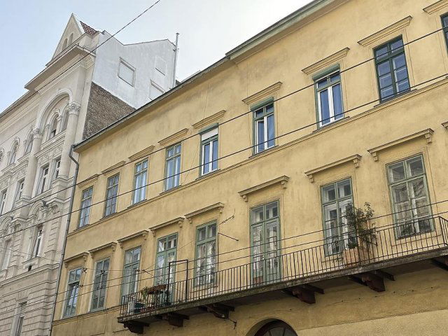 Eladó téglalakás, Budapesten, VI. kerületben 130 M Ft, 2 szobás