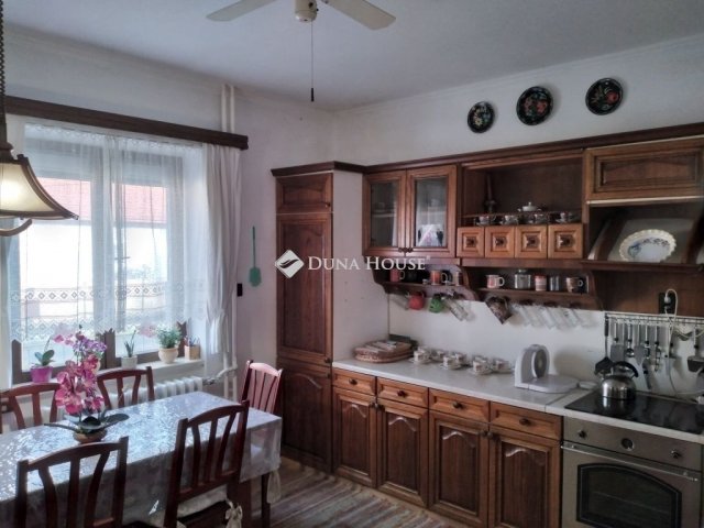 Eladó családi ház, Szentgotthárdon 89.9 M Ft, 8 szobás