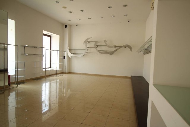 Eladó üzlethelyiség, Békéscsabán 150 M Ft