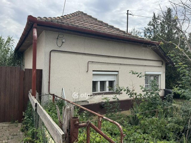 Eladó családi ház, Tiszafüreden 18 M Ft, 2 szobás