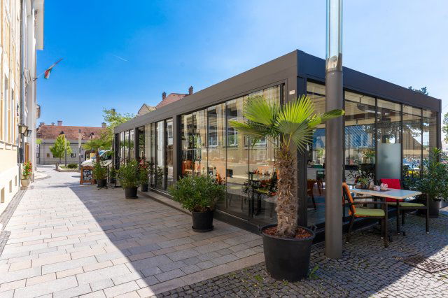 Eladó üzlethelyiség, Keszthelyen, Fő téren 340 M Ft