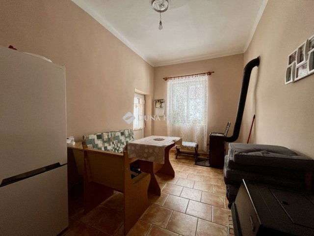 Eladó családi ház, Véménden 30.5 M Ft, 4 szobás