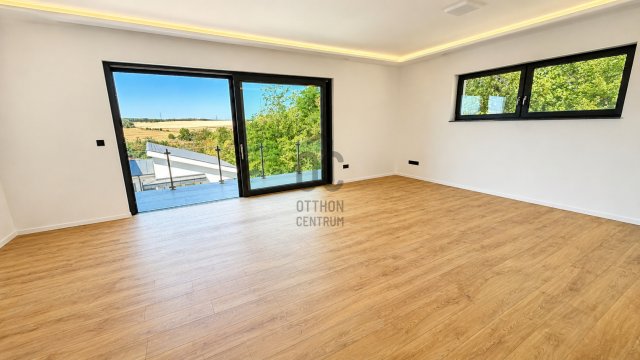 Eladó családi ház, Pécelen 335 M Ft, 10 szobás