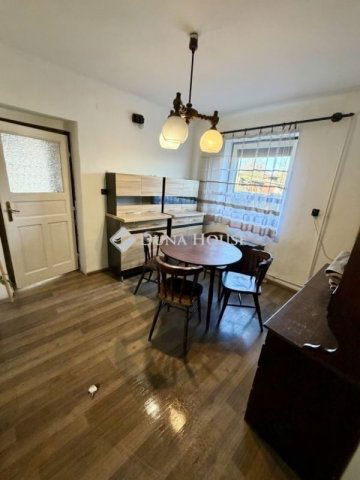 Eladó családi ház, Pécsett 59.9 M Ft, 2 szobás