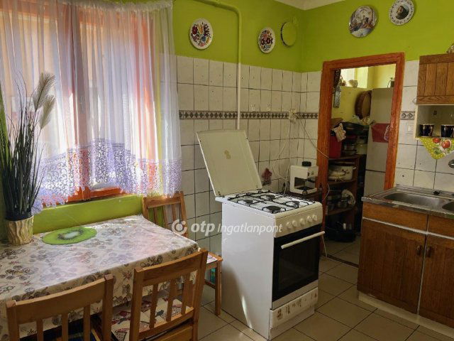 Eladó téglalakás, Egerben 33 M Ft, 2 szobás