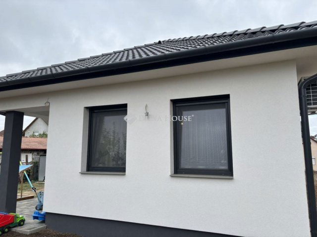 Eladó családi ház, Cegléden 119.9 M Ft, 4 szobás