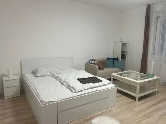 Eladó téglalakás, Pécsett 122 M Ft, 4 szobás