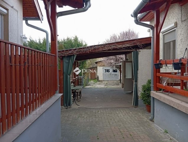 Eladó családi ház, Esztergomban 135 M Ft, 6 szobás