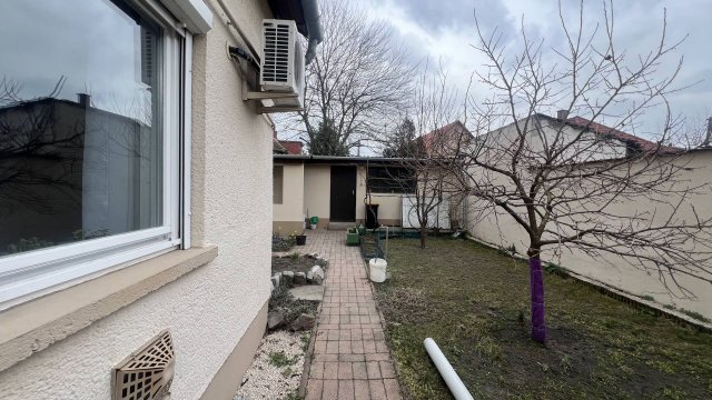 Eladó családi ház, Baján 79.8 M Ft, 6 szobás