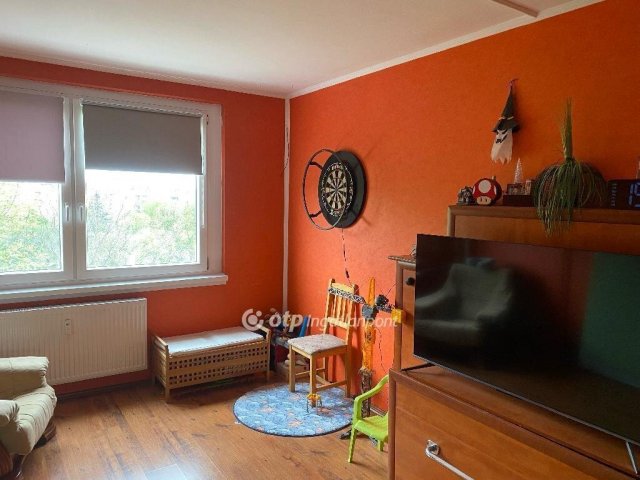 Eladó panellakás, Ajkán 31.5 M Ft, 1+1 szobás