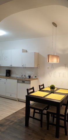 Kiadó téglalakás, albérlet, Szegeden, Nemestakács utcában
