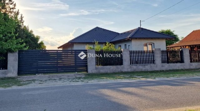 Eladó családi ház, Szentmártonkátán 39.999 M Ft, 4 szobás