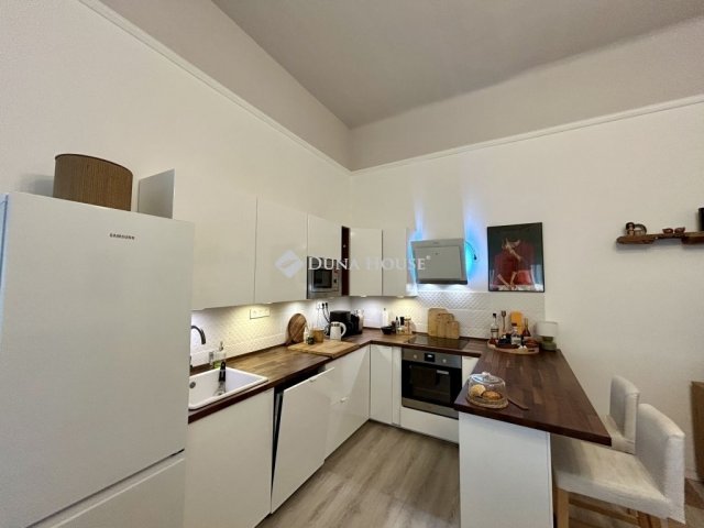 Eladó téglalakás, Budapesten, VIII. kerületben 105 M Ft