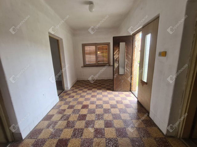 Eladó családi ház, Győrújbaráton 48 M Ft, 3 szobás