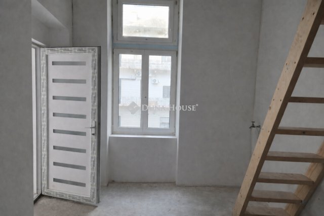 Eladó téglalakás, Budapesten, VI. kerületben 36.9 M Ft, 1 szobás
