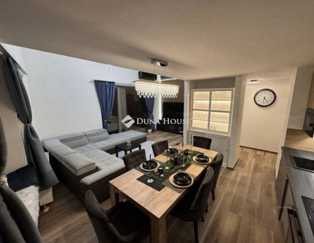 Eladó téglalakás, Esztergomban 125 M Ft, 5 szobás