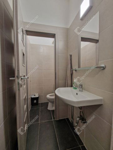 Eladó hotel, Komáromban 776 M Ft, 28 szobás