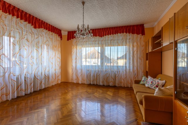 Eladó családi ház, Érsekcsanádon 72.9 M Ft, 6 szobás