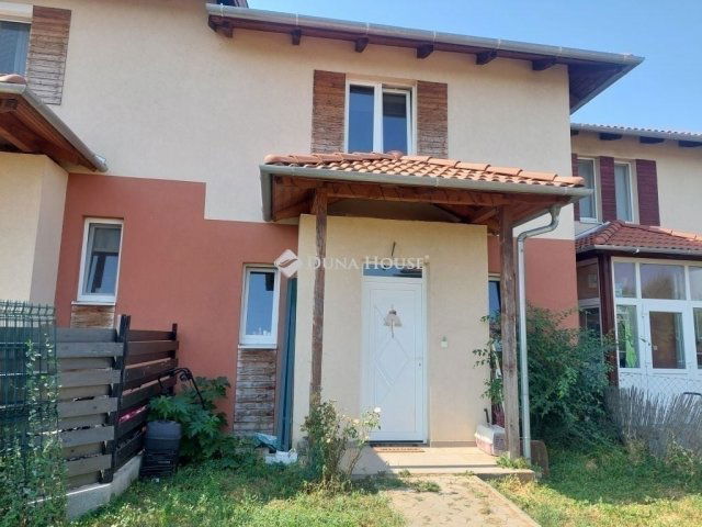 Eladó sorház, Pécelen 92.5 M Ft, 1+4 szobás