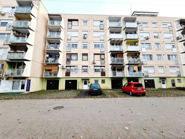 Eladó panellakás, Békéscsabán 27 M Ft, 2 szobás