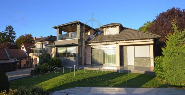 Eladó családi ház, Egerben 489 M Ft, 10 szobás