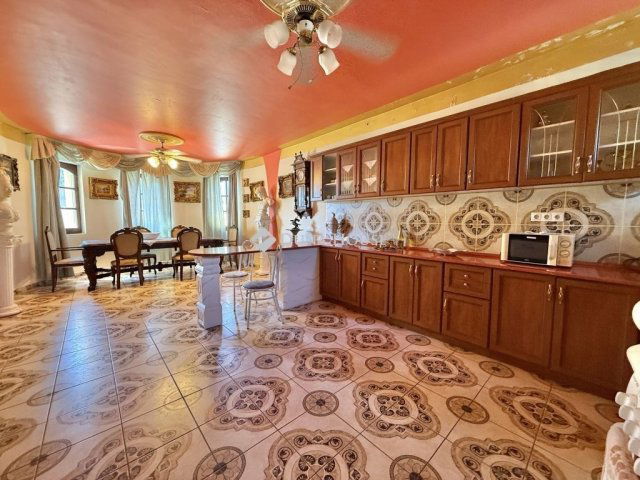 Eladó családi ház, Szekszárdon 150 M Ft, 4 szobás