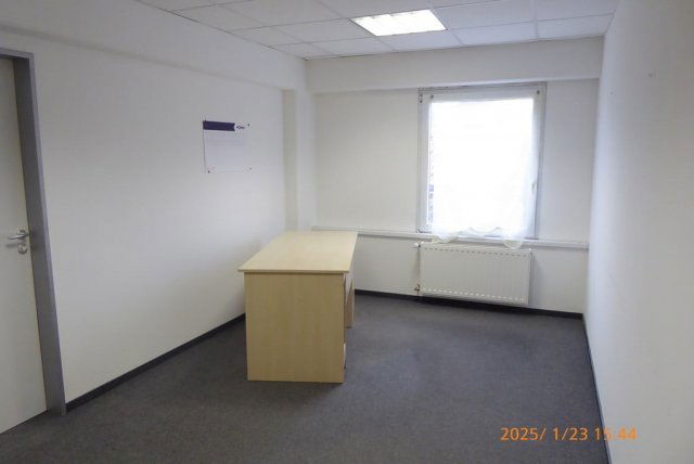 Kiadó iroda, Pécsett, Nyírfa utcában 240 E Ft / hó, 3 szobás