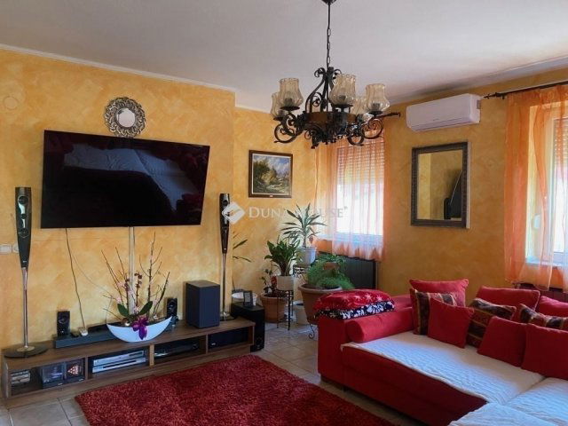 Eladó családi ház, Taksonyon 349 M Ft, 9 szobás