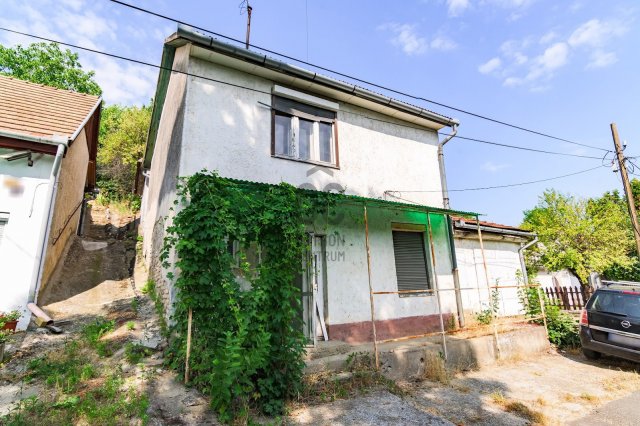 Eladó családi ház, Szekszárdon 10.99 M Ft, 2 szobás