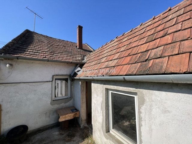 Eladó családi ház, Székesfehérvárott 33 M Ft, 2 szobás