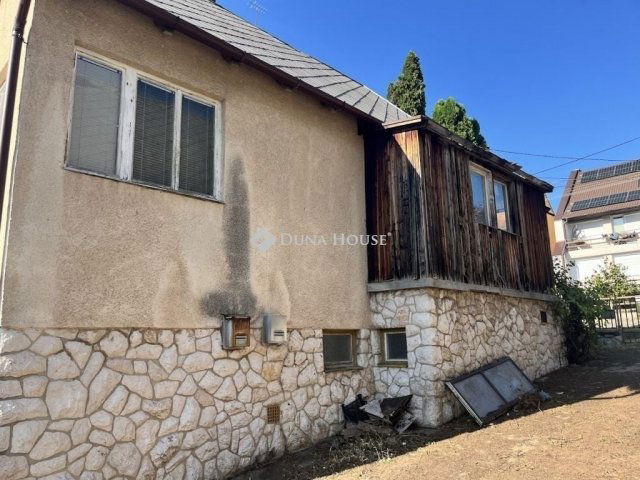 Eladó családi ház, Pécsett 72 M Ft, 3 szobás