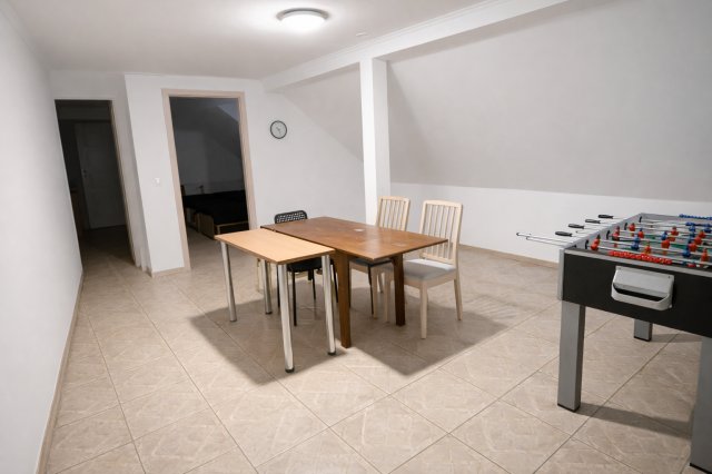 Eladó családi ház, Tatán 150 M Ft, 8 szobás