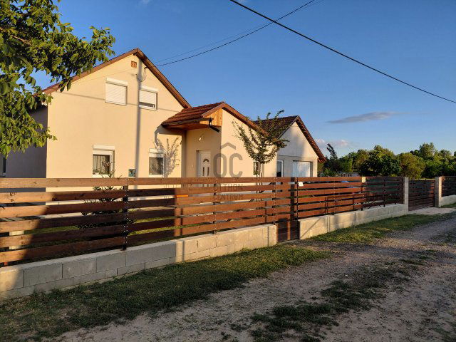 Eladó nyaraló, Tápiószentmártonon 46.9 M Ft, 4 szobás