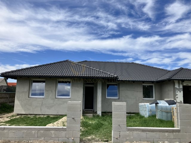 Eladó családi ház, Szigetszentmiklóson 129 M Ft, 5 szobás