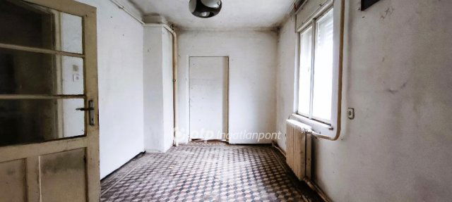 Eladó családi ház, Vácon 58.9 M Ft, 2 szobás