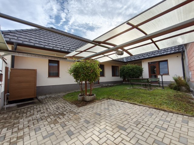 Kiadó családi ház, albérlet, Esztergomban, Esze Tamás utcában