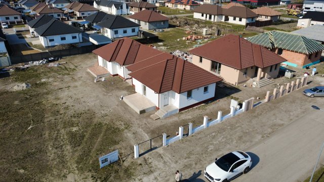 Eladó ikerház, Jászberényben 58.9 M Ft, 4 szobás